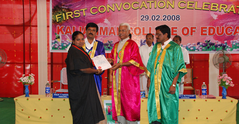 Students and faculty at Kaliammal College